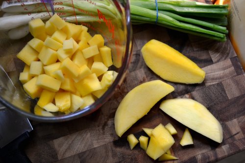 chopped mango, spring onion, scallion